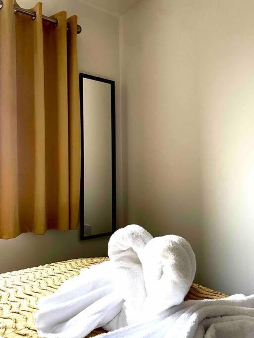 Stunning Private Room In A Home - Bathroom & Parking! Salford  Exterior foto