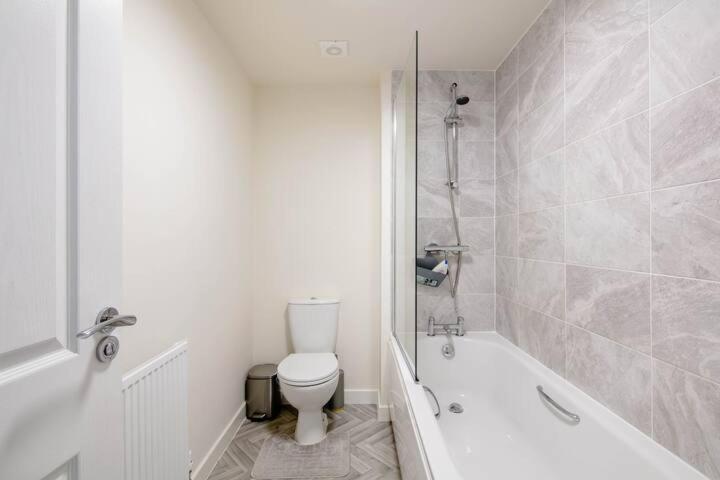 Stunning Private Room In A Home - Bathroom & Parking! Salford  Exterior foto