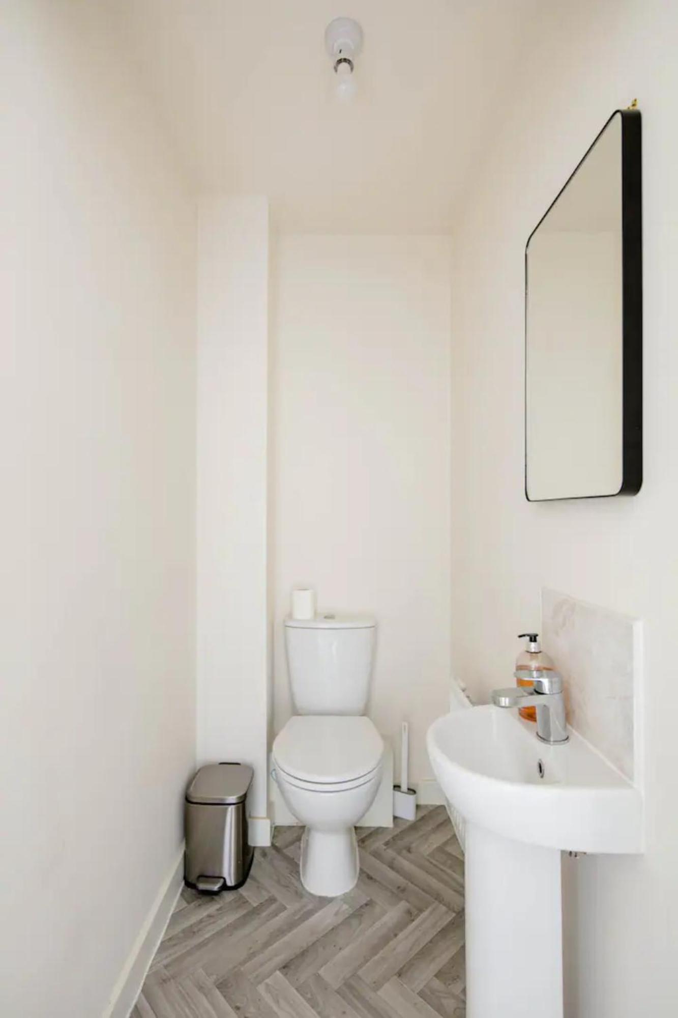 Stunning Private Room In A Home - Bathroom & Parking! Salford  Exterior foto