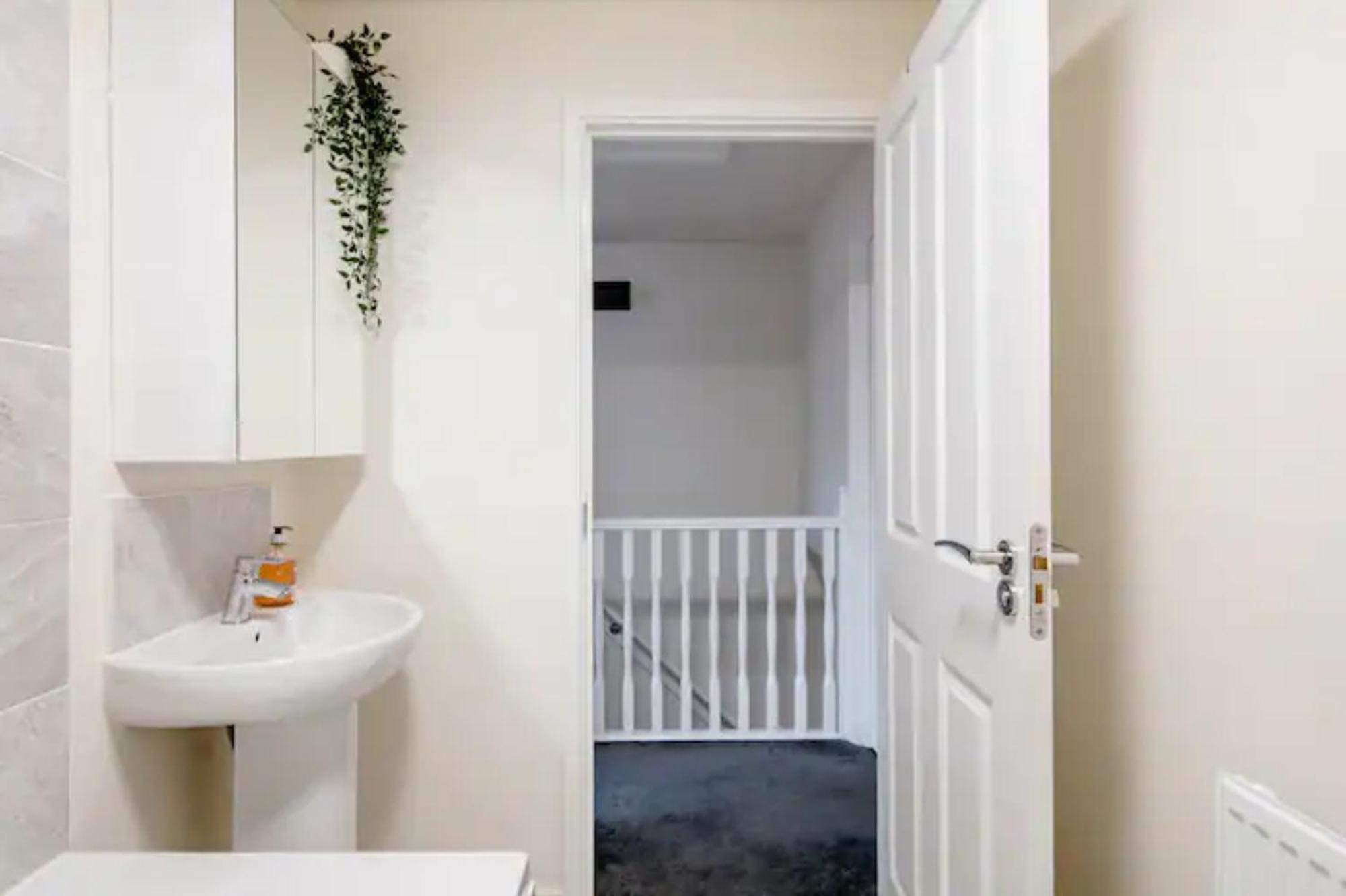 Stunning Private Room In A Home - Bathroom & Parking! Salford  Exterior foto