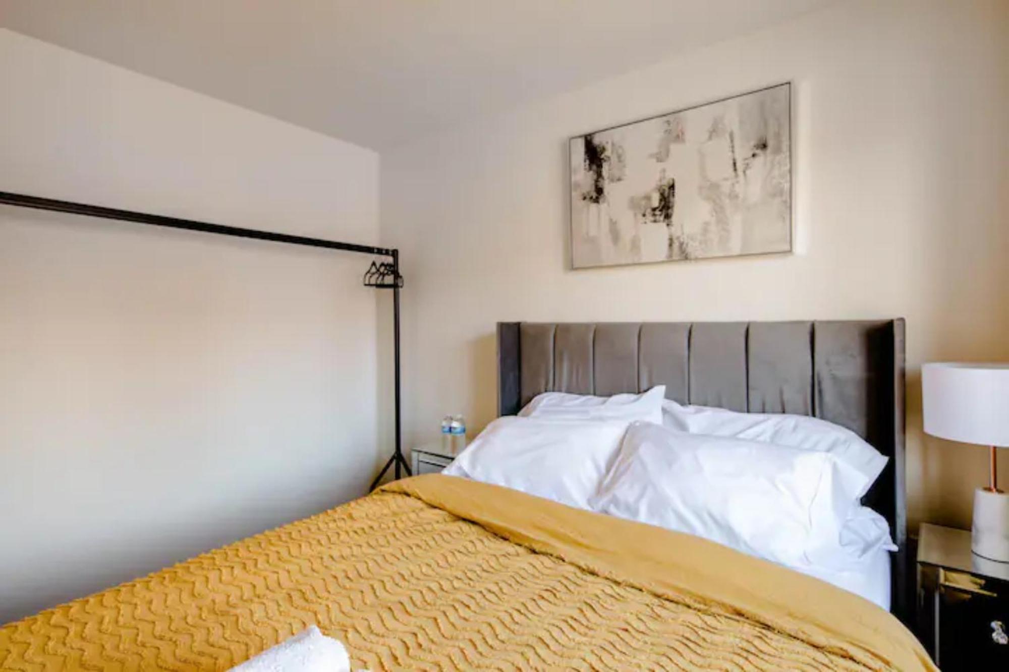 Stunning Private Room In A Home - Bathroom & Parking! Salford  Exterior foto