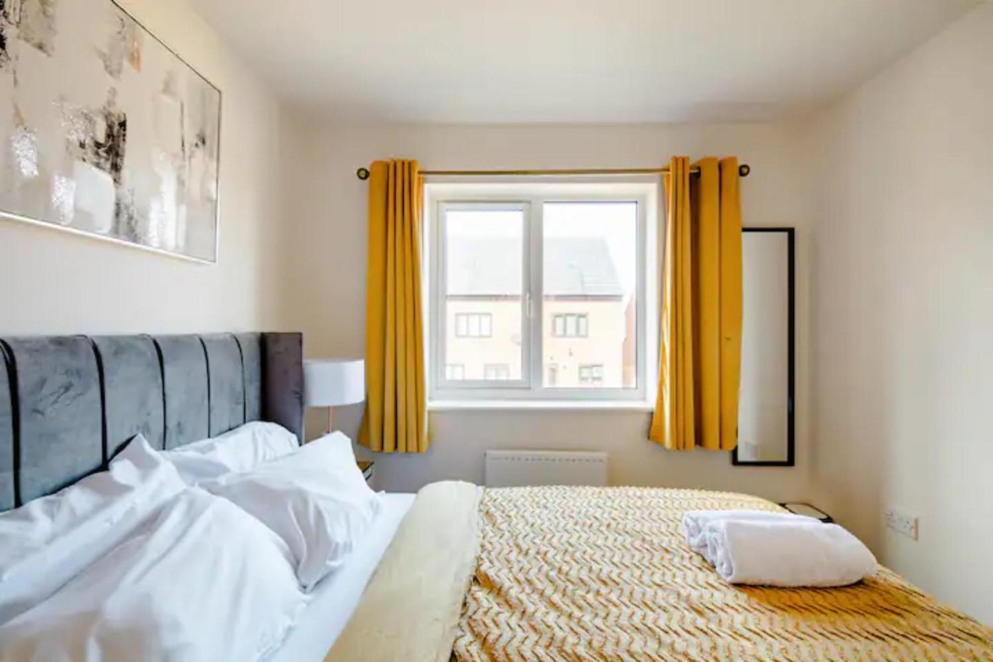 Stunning Private Room In A Home - Bathroom & Parking! Salford  Exterior foto